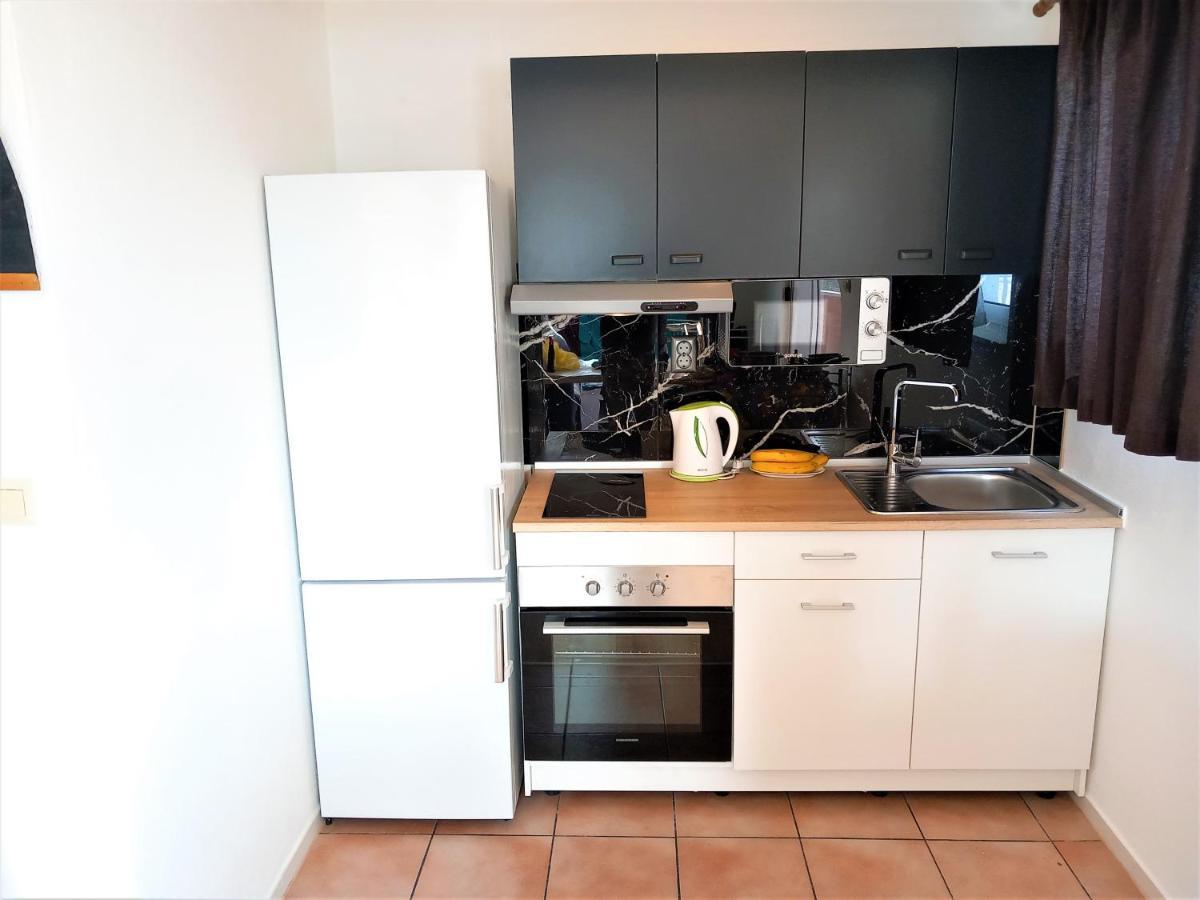 Marinovi Dvori Apartment Slatine Luaran gambar